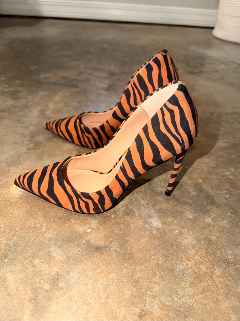 Steve Madden Tiger Print Stiletto Heels Pointed Toe Pumps Orange Black Size 6.5 - Picture 4 of 8